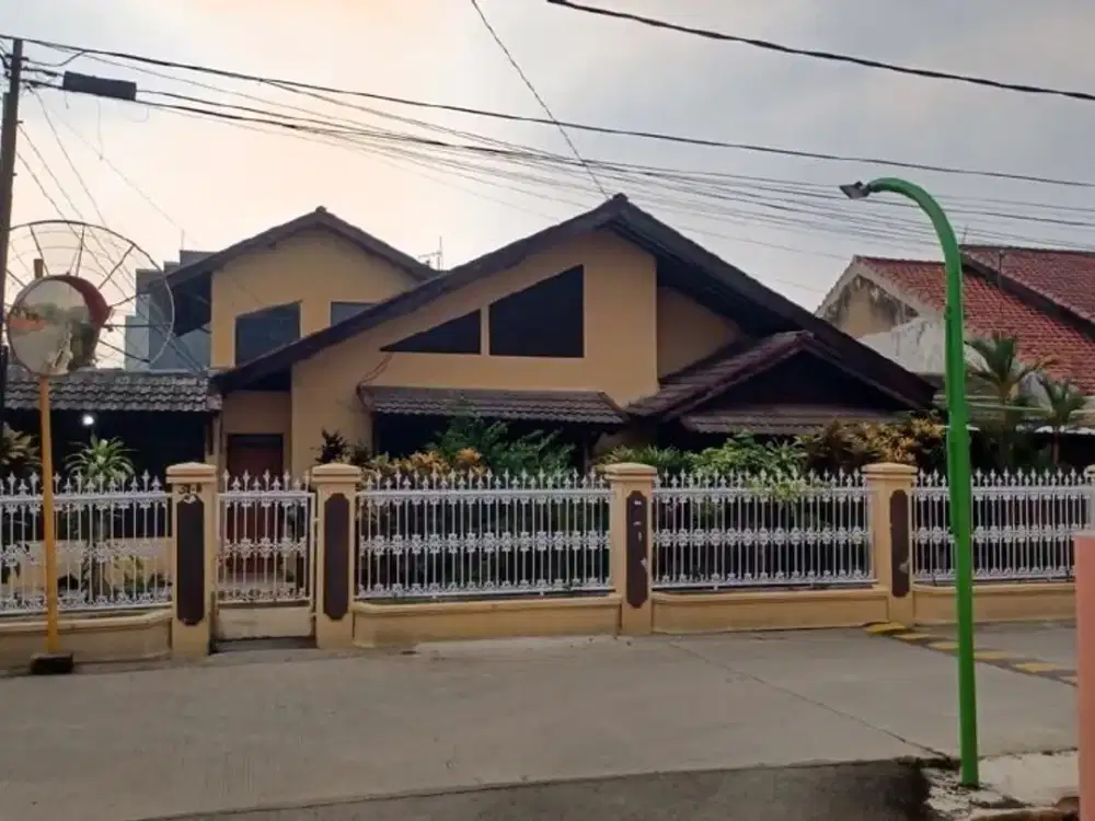 Rumah Strategis 8 Kamar Tidur Plus Paviliun di Komplek Batu Permata
