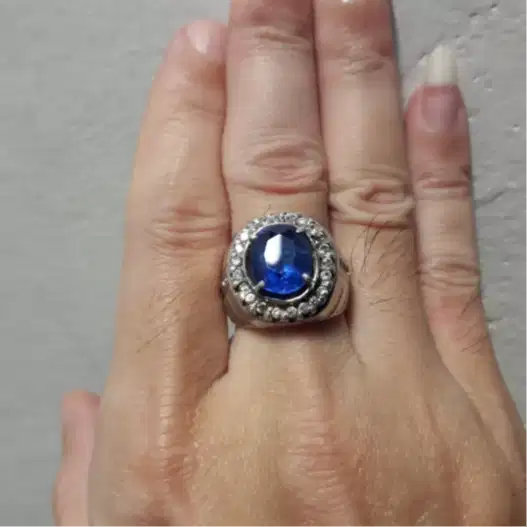 Royal Blue Ceylon Cutting Sapphire