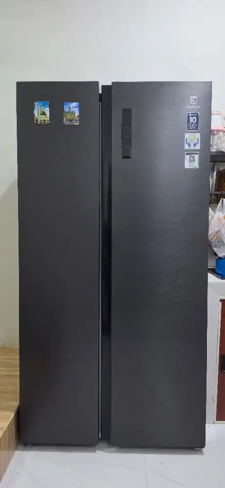 Kulkas side by side elektrolux inverter