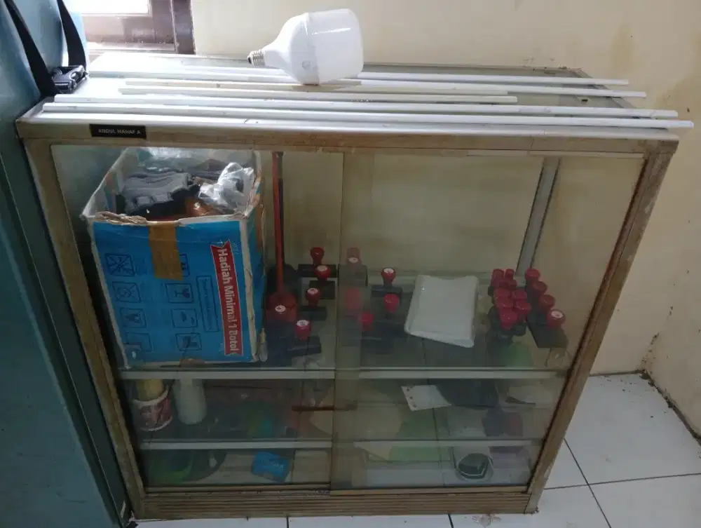 Di jual 2buah etalase kaca & lemari kabinet