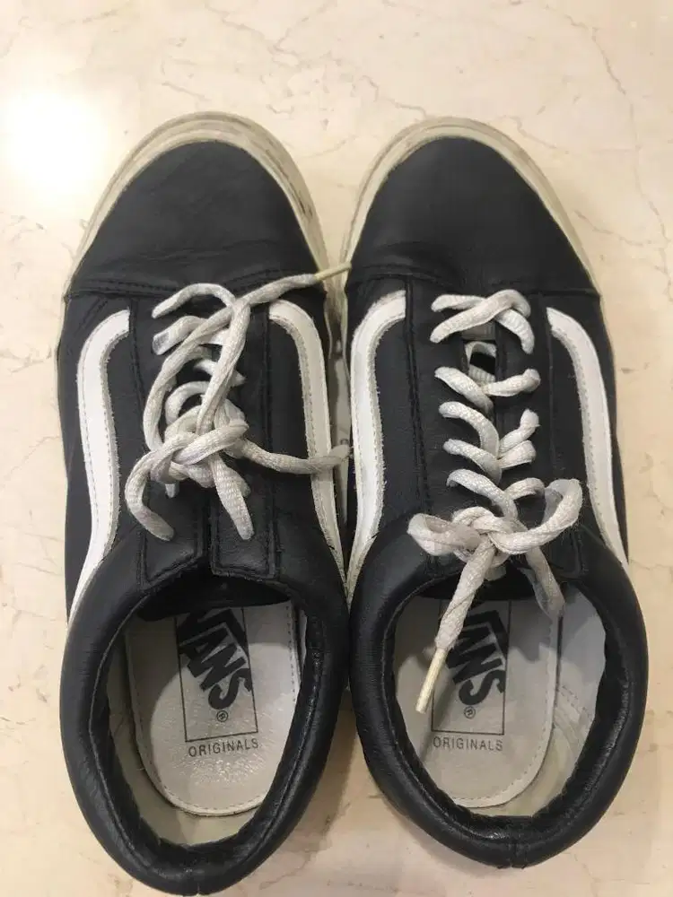 Vans sepatu kulit