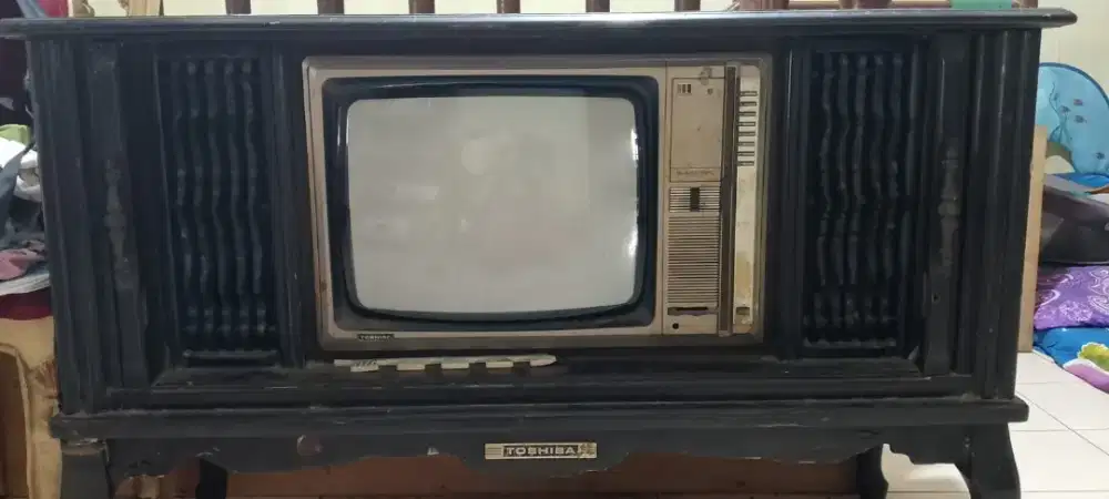 Barang antik bufet TV toshiba 14 inch