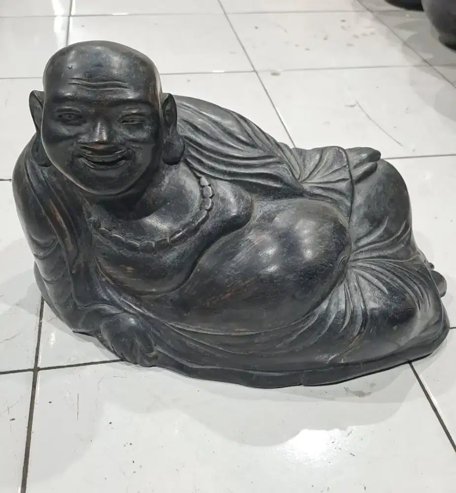 PATUNG BUDHA TERTAWA