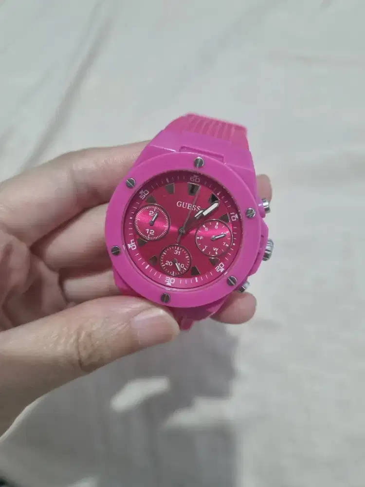 Ori Jam Wanita Guess