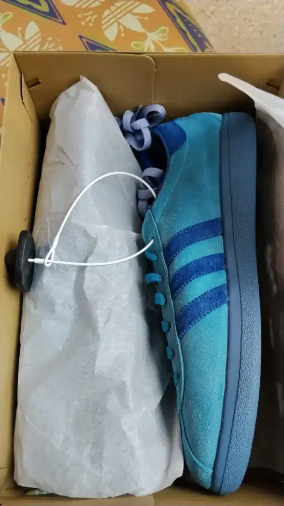 Sepatu adidas bali