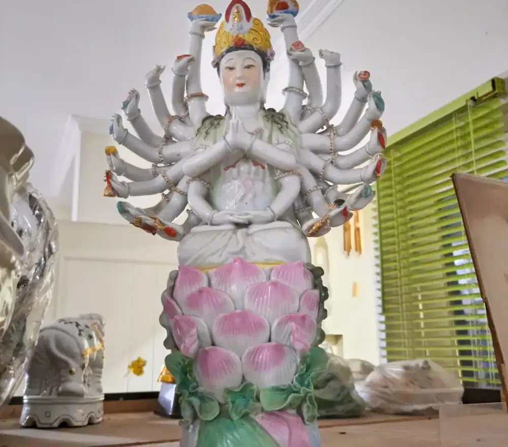 Patung Keramik Kwan Im Seribu Tangan (Guanyin) Tinggi 35 cm