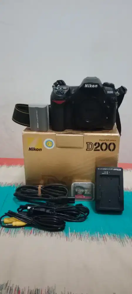 Kamera Nikon D200 & Lensa Zoom
