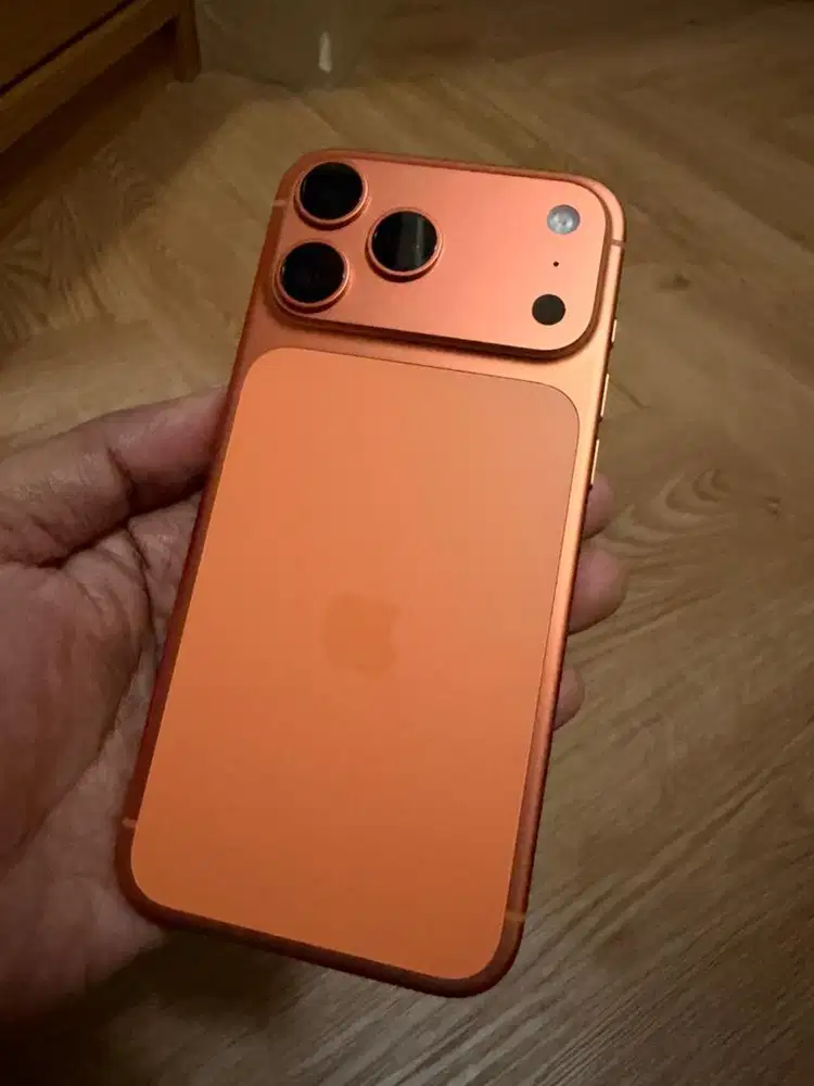 WTS :  iPhone 17 Pro Max Cosmic Orange