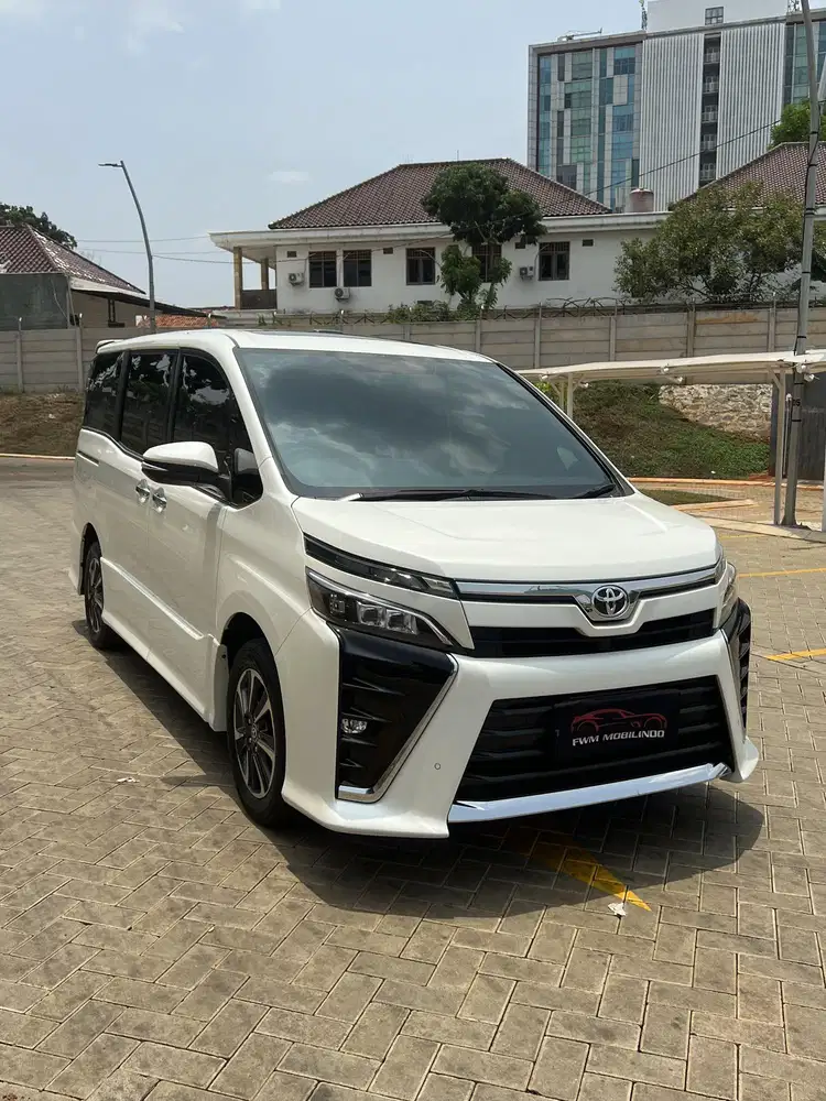Toyota voxy 2.0 AT 2019 putih, mulus, siap pakai