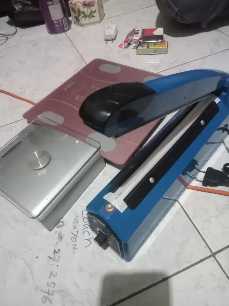 Timbangan dapur + timbangan badan + perekat plastik