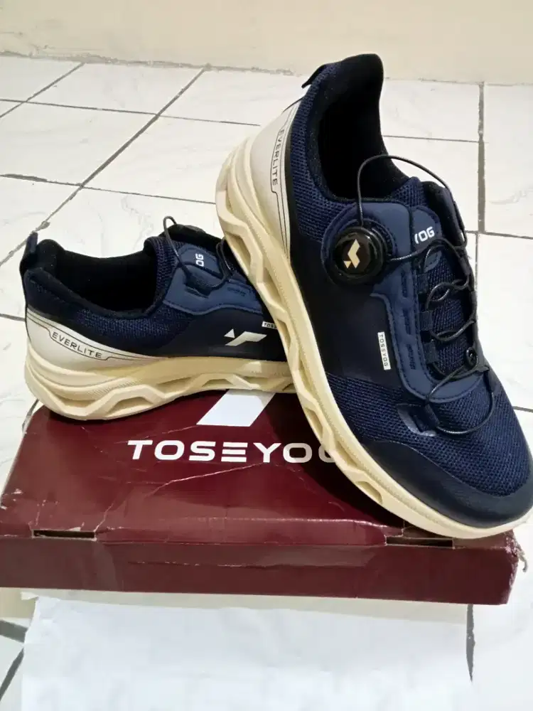 Sepatu toseyog everlite size 42 lokal