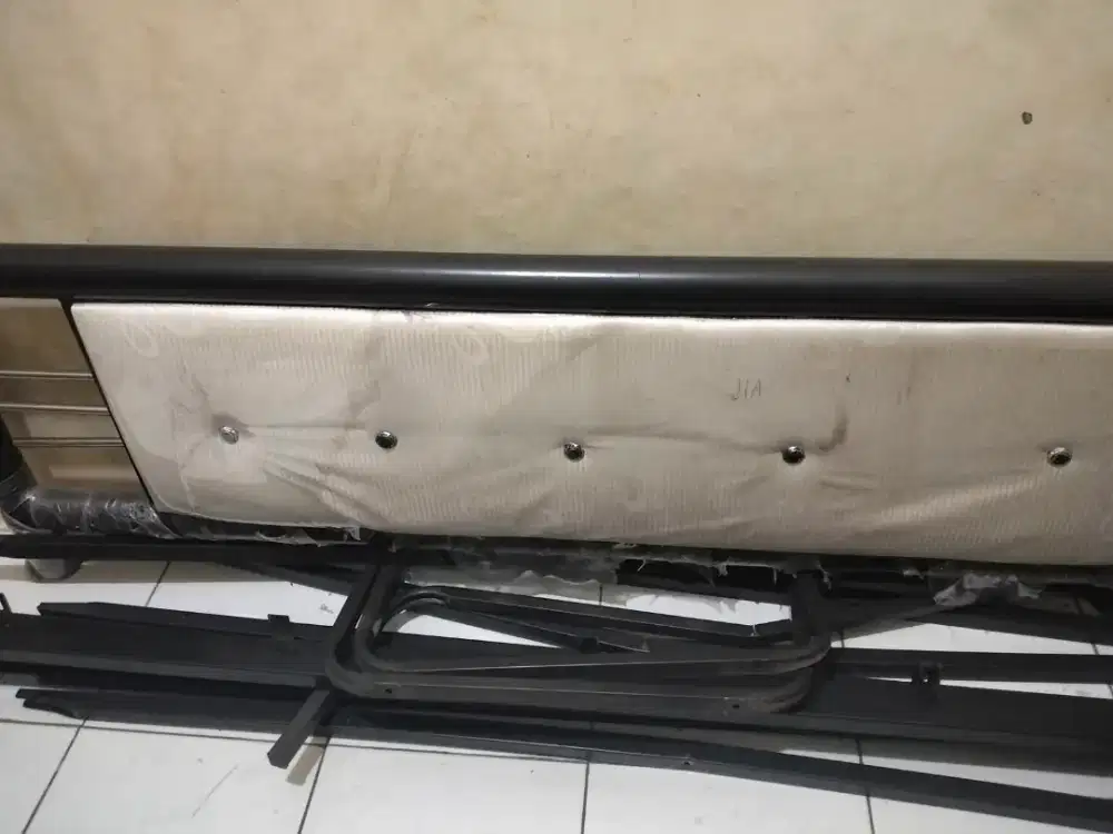 Ranjang Besi Antik