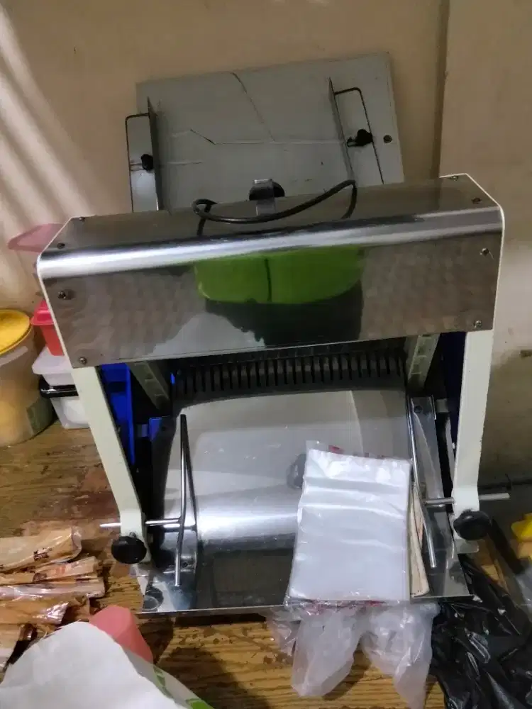 Alat potong roti tawar