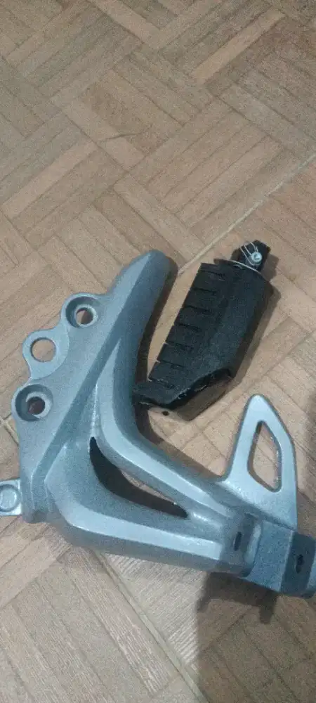 Pijakan kaki di belakang sebelah kanan