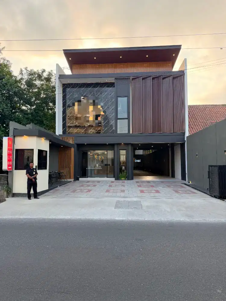 Kostel seturan area tepi jalan utama Wahid Hasyim Depok Sleman