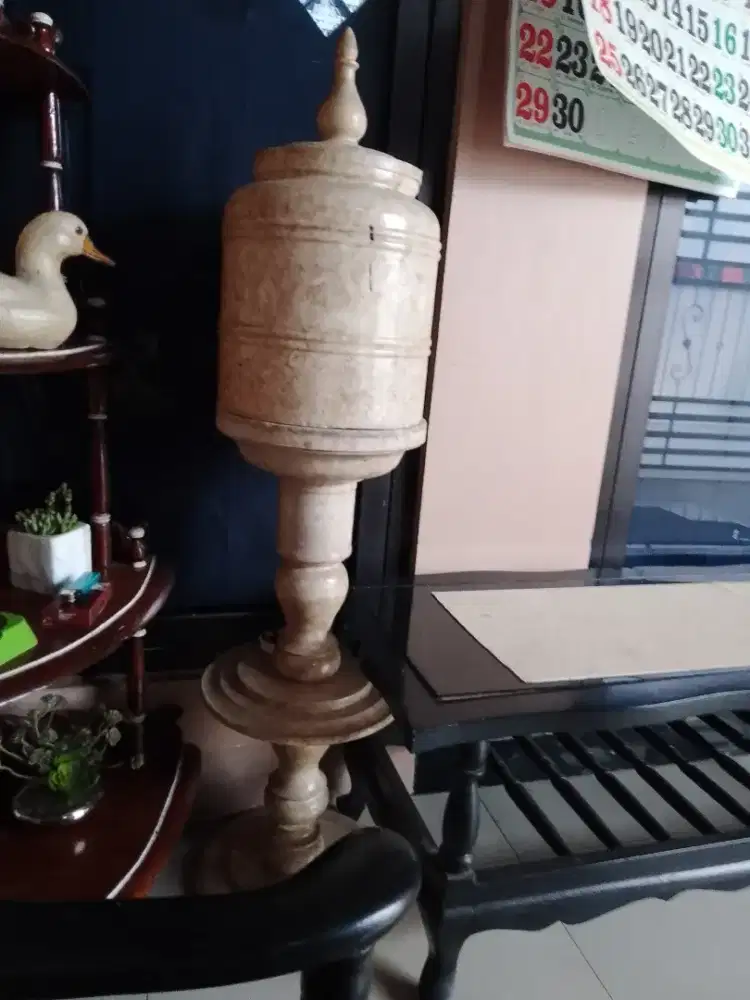 Guci cantik untuk hiasan pojok rumahmu
