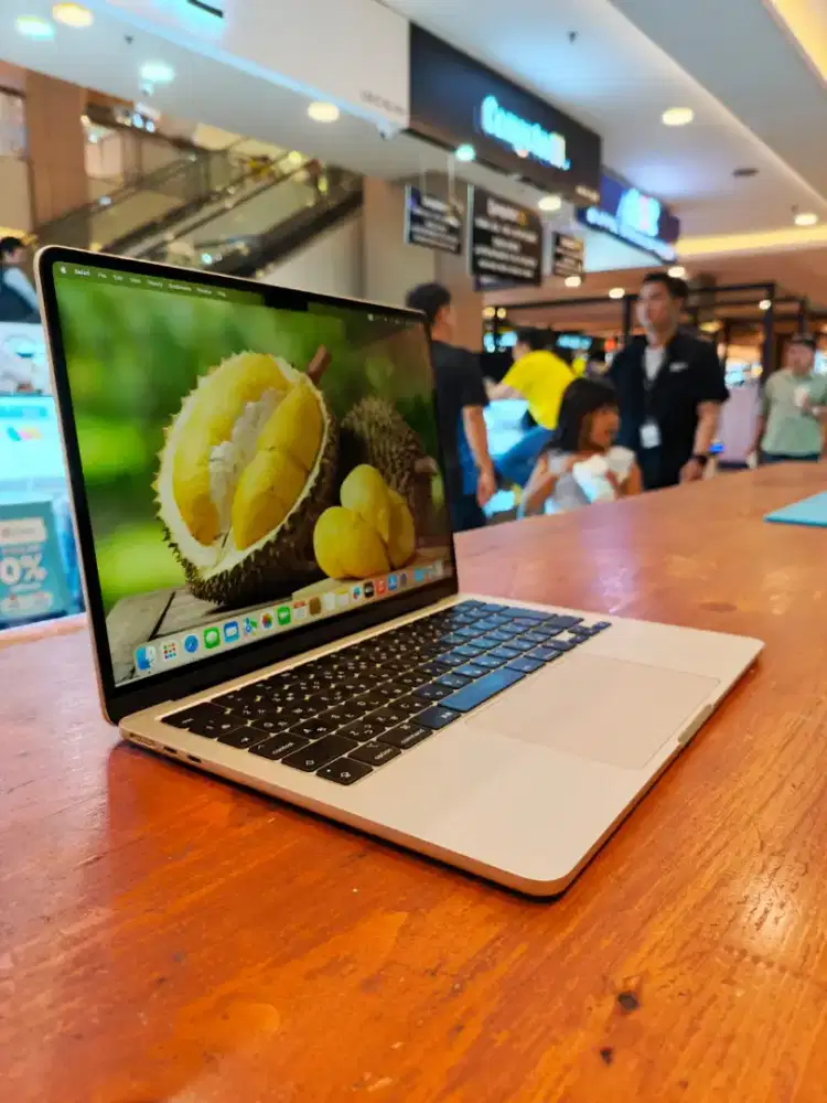 Macbook Air M2 13 inch 2022 , starlight