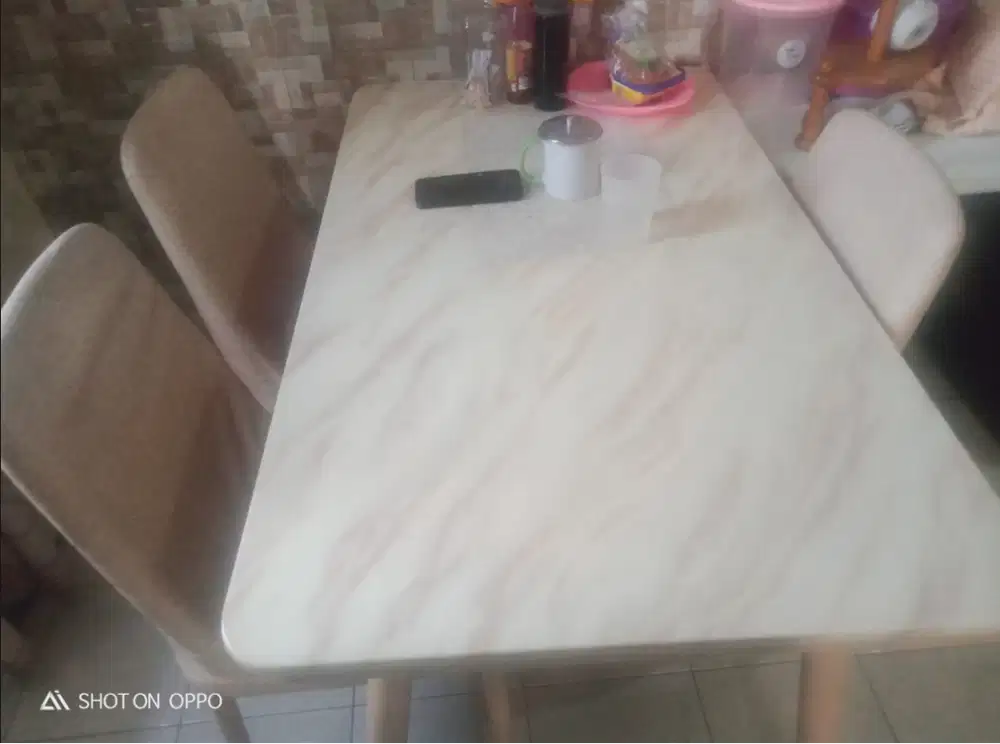 Meja Makan Full Set, 1 Meja & 2 Kursi. Pemakaian 1 Tahun Dari 2025