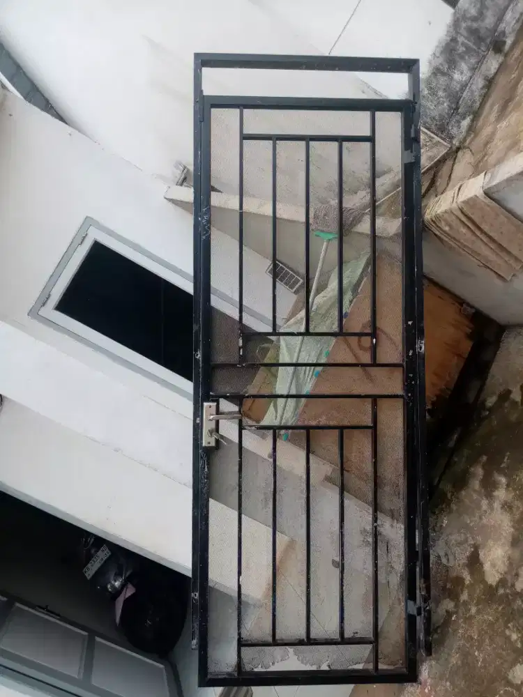 Pintu besi tebal