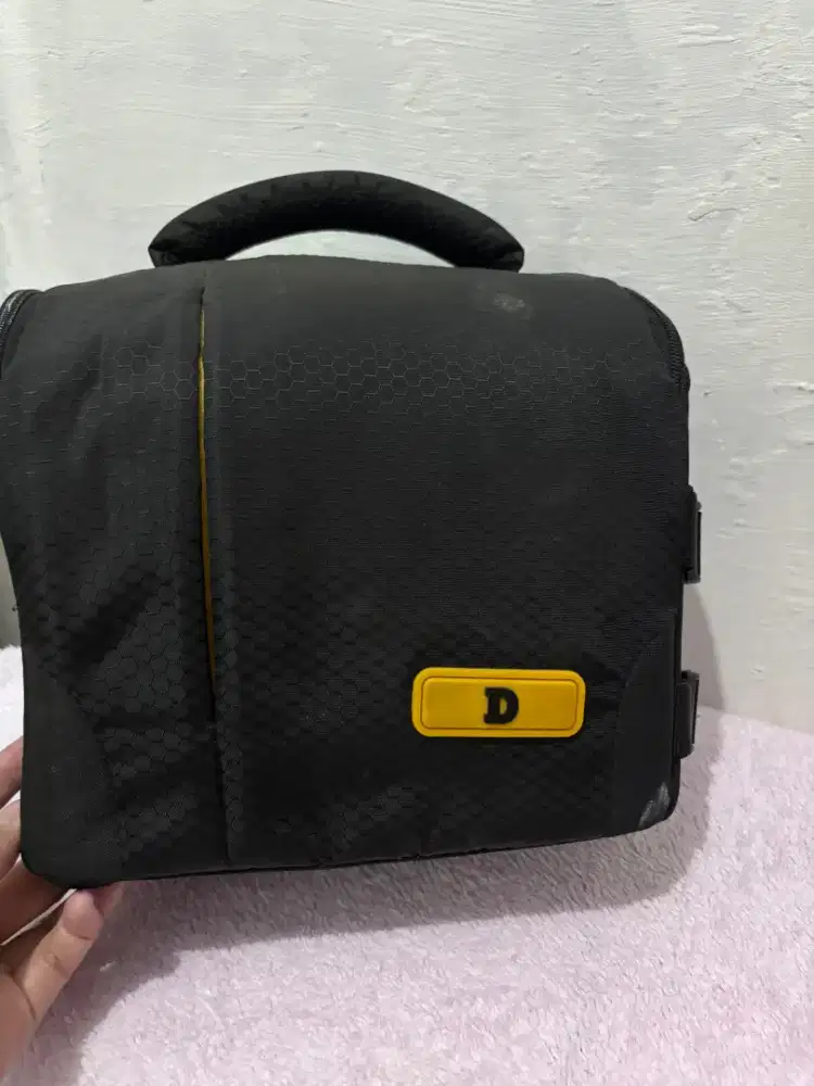 Tas Kamera Slempang Merk D