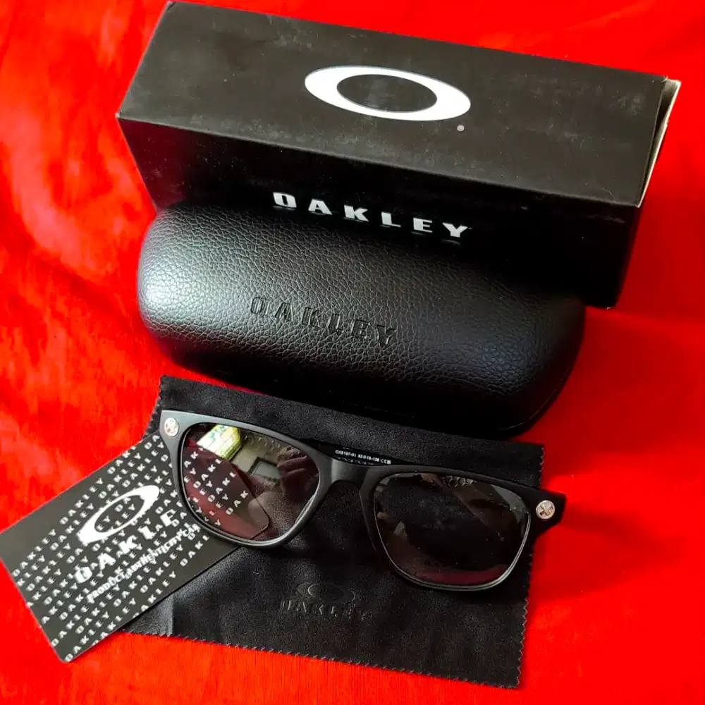 Kacamata Oakley Cerebral