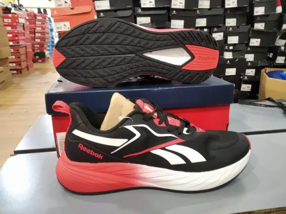 Sepatu  Reebok size 42 original murah
