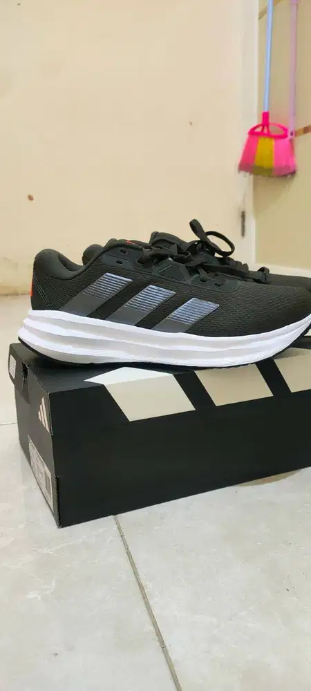 Jual Sepatu Adidas Original – Kondisi Bagus, Harga Nego