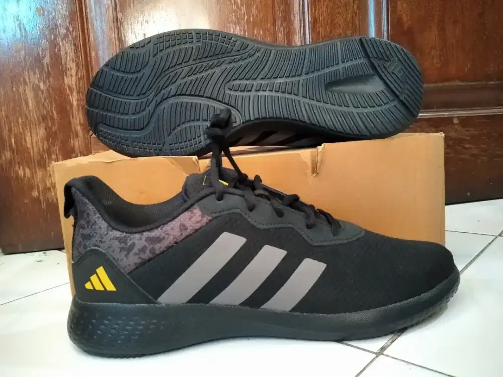 Sepatu hitam Adidas run size 40 murah