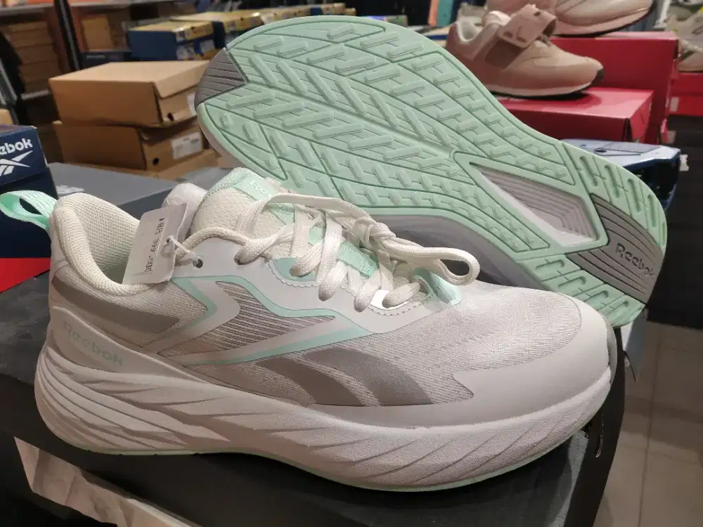 Sepatu putih Reebok run sizs 37.5 murah
