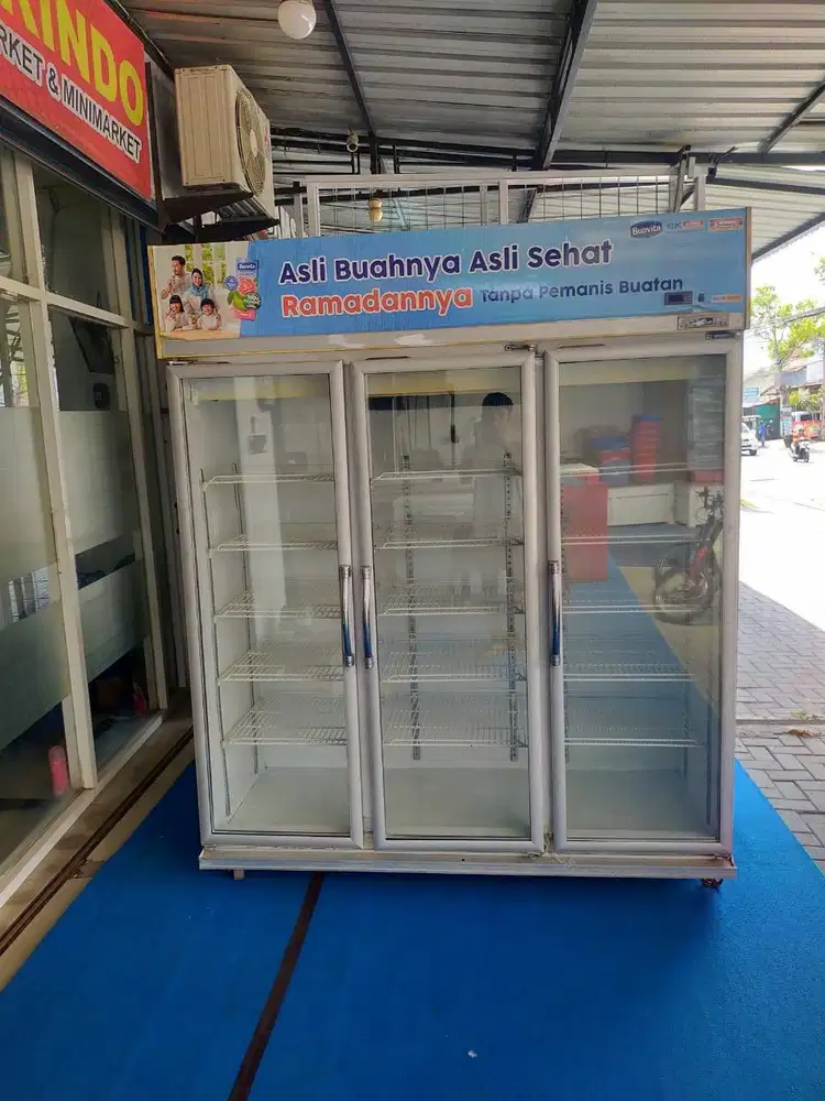 Showcase 3 pintu