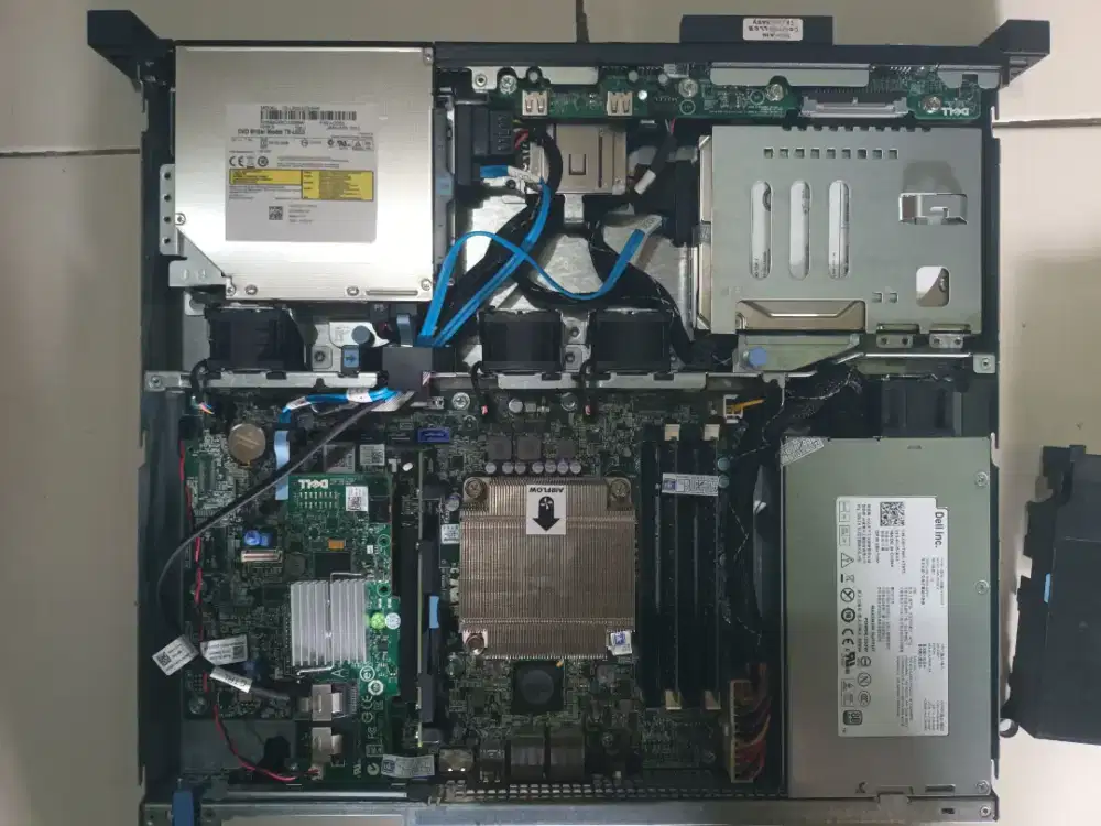 Dijual 1 set server bongkaran dari kantor