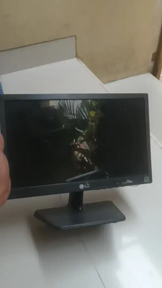 LED MONITOR LG 16 INCH