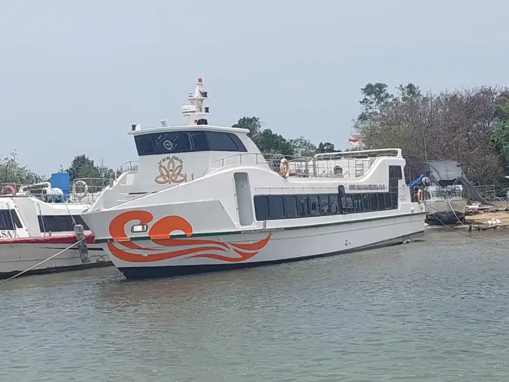 Kapal speedboat pesiar fastboat