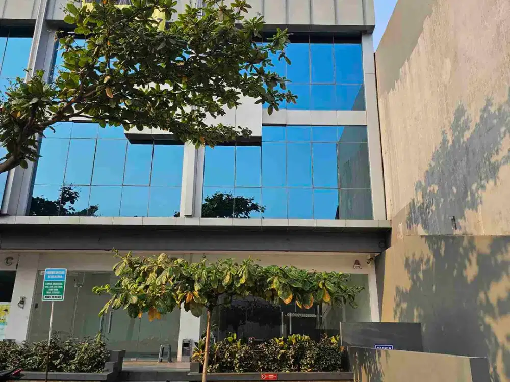 Prime Area Galuh Mas Karawang! Ruko Gandeng 3 Lantai + Parkir Basement, SHM Ready