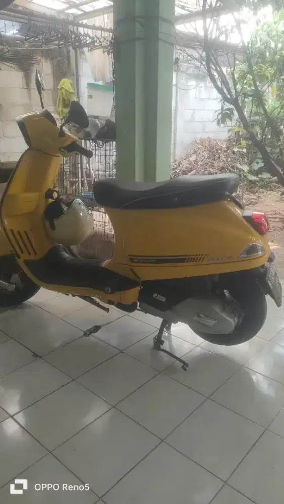 Di jual vespa THN 2021 Bln 12 warna kuning