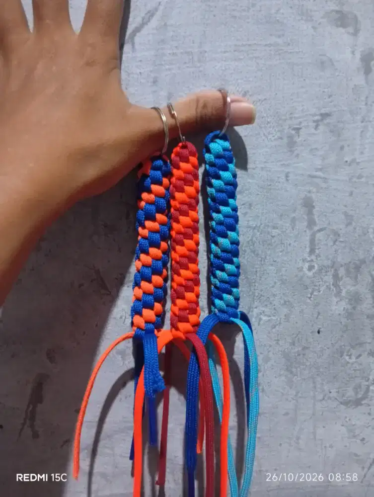 Souvenir gantungan kunci anyam