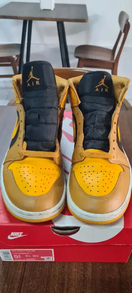 Dijual Air Jordan 1 Mid Chuney Taxi size 40 Unisex