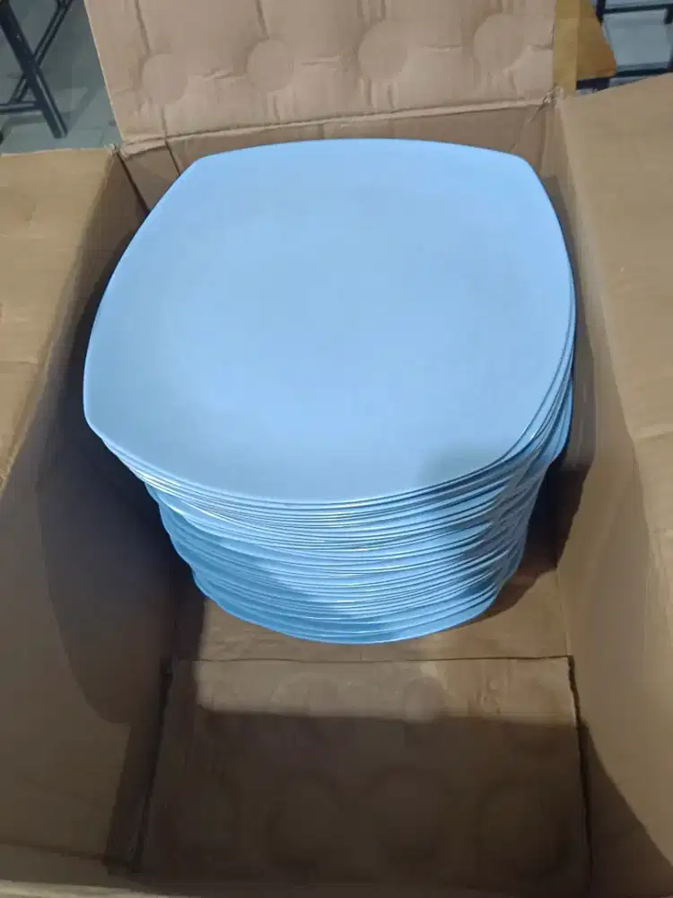 Piring melamine biru