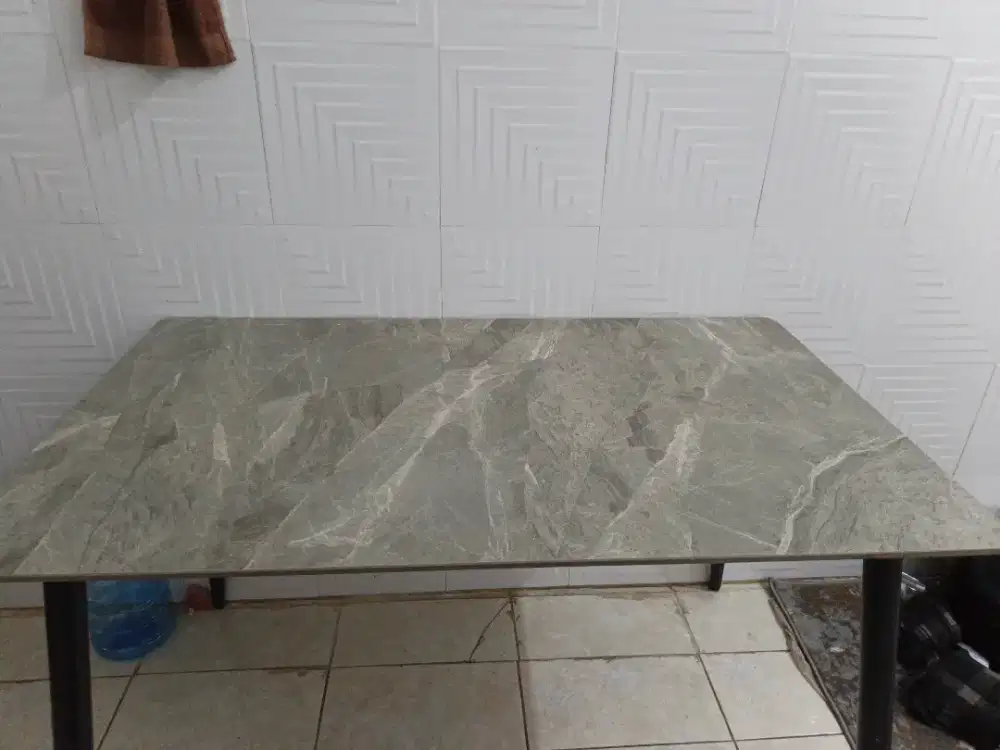 Meja makan granite