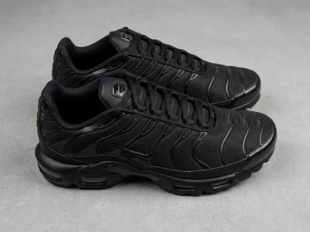 NIKE AIR MAX PLUS (NIKE TN) SIZE 40 NEGO