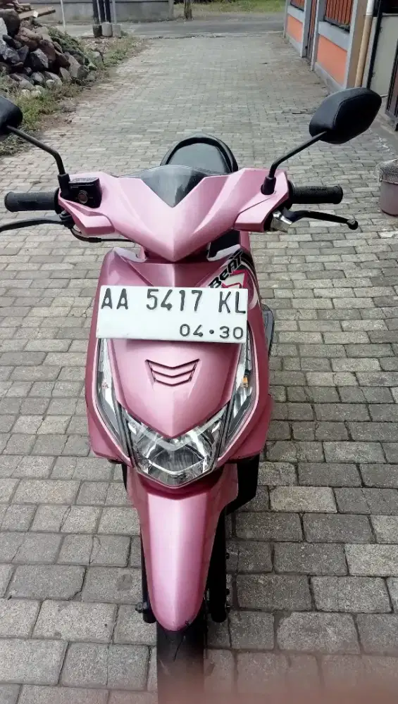 Bismillah
Dijual motor seken Beat karbu 2010 warna pink,harga nego