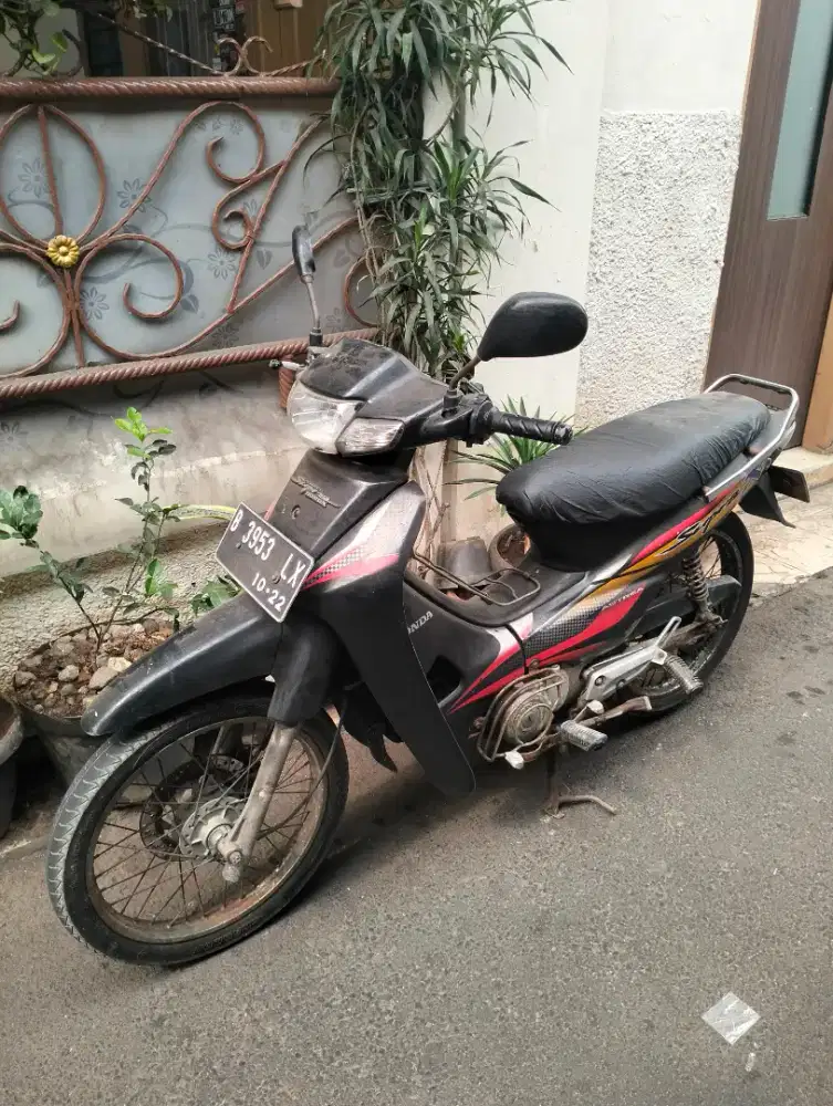 HONDA SUPRA X 2001 MOTOR SEHAT TINGGAL PAKAI LANGSUNG