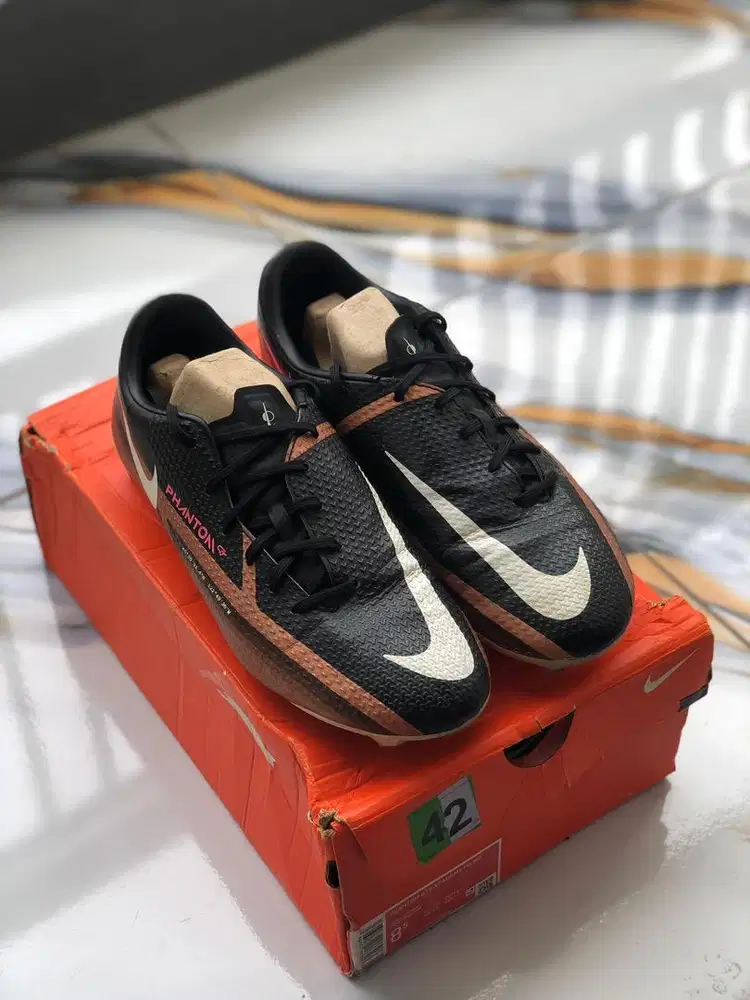 Sepatu bola NIKE size 42