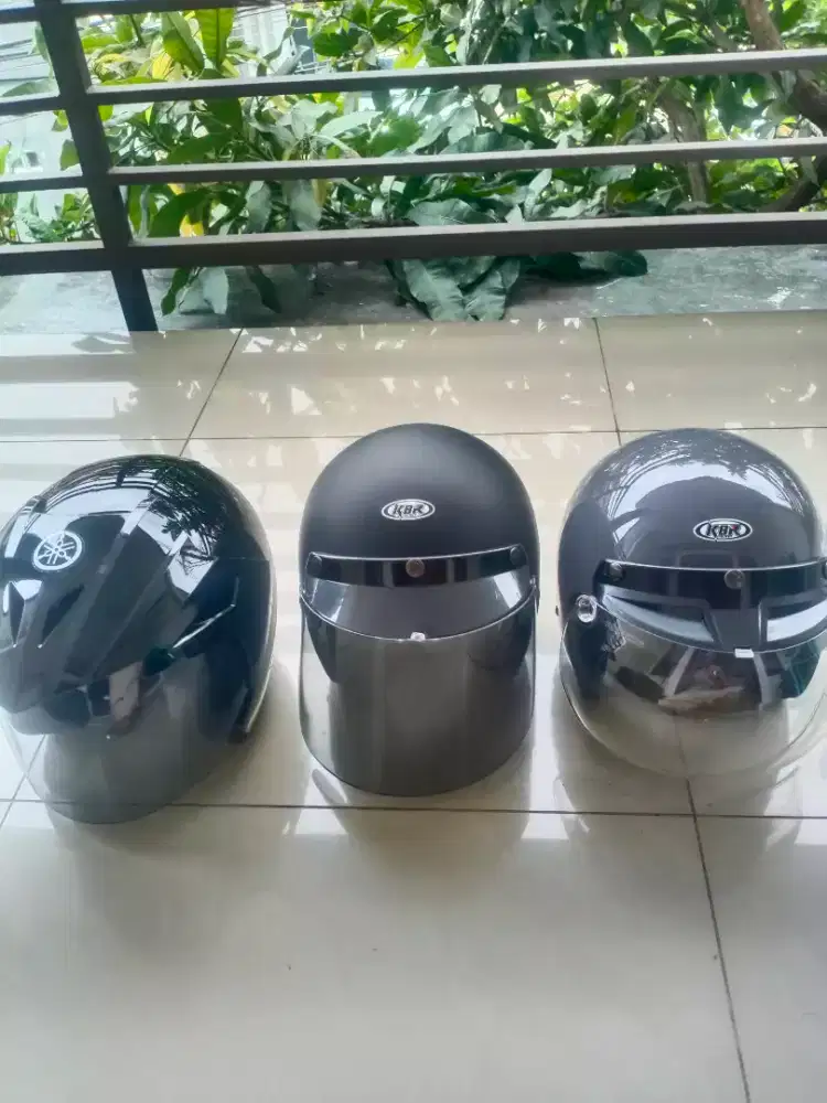 Obral 3 buah helm