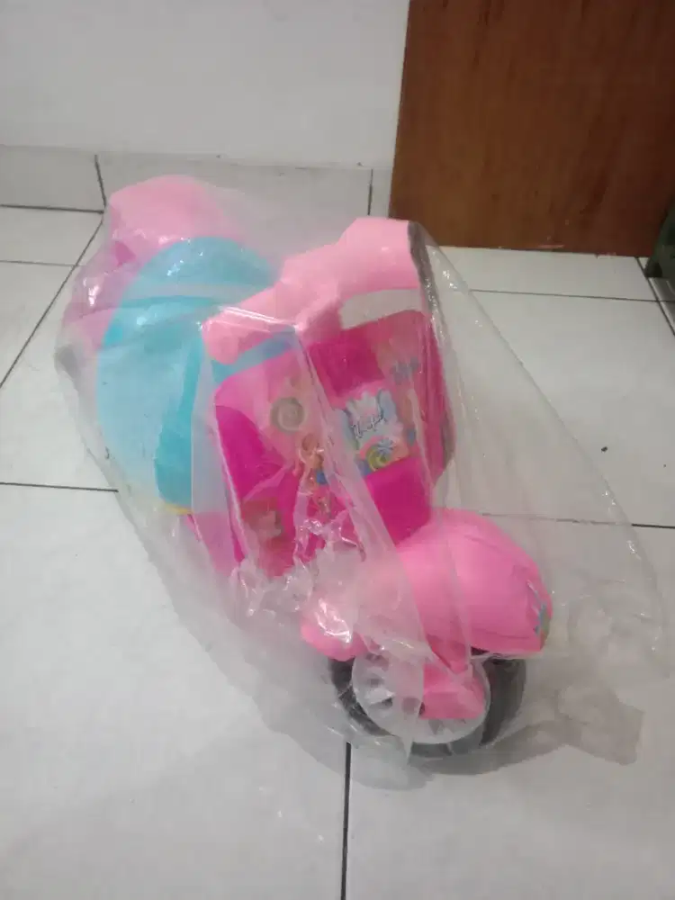 Sayang anak vespa buat anak udah ada helm nya