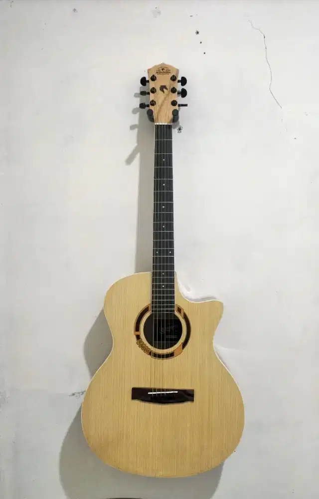 Gitar akustik Jr Sanjaya