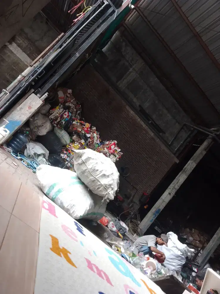 Kerja pres botol dan giling emberan