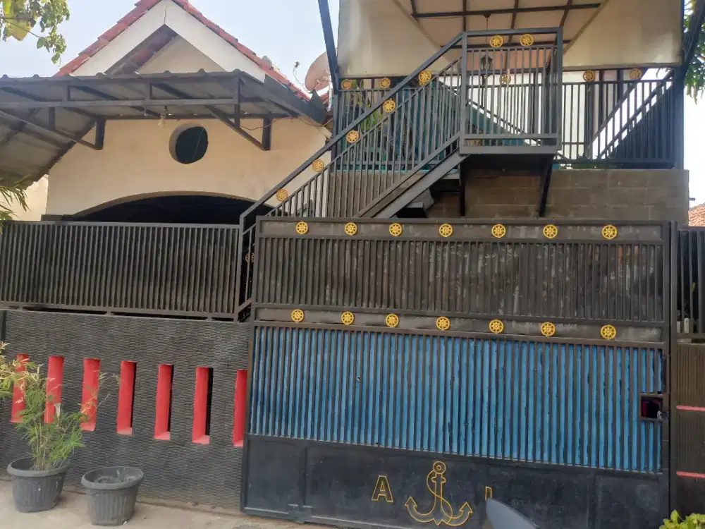Di jual 2 lantai tempat strategis depan lapangan bola