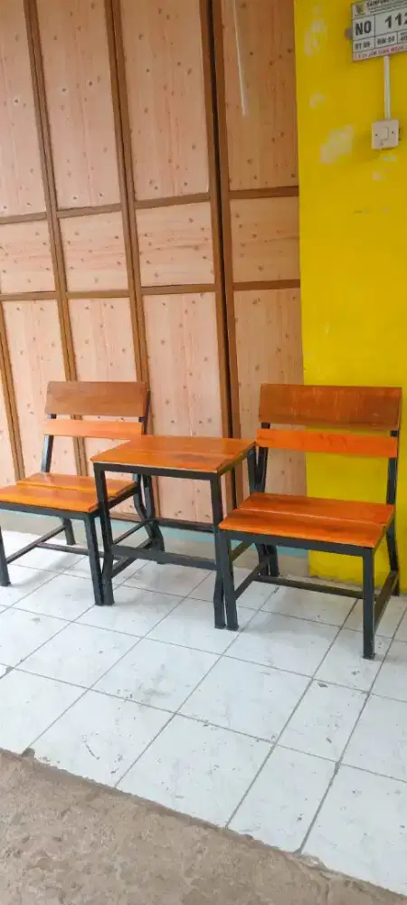 Kursi dan meja untuk di teras