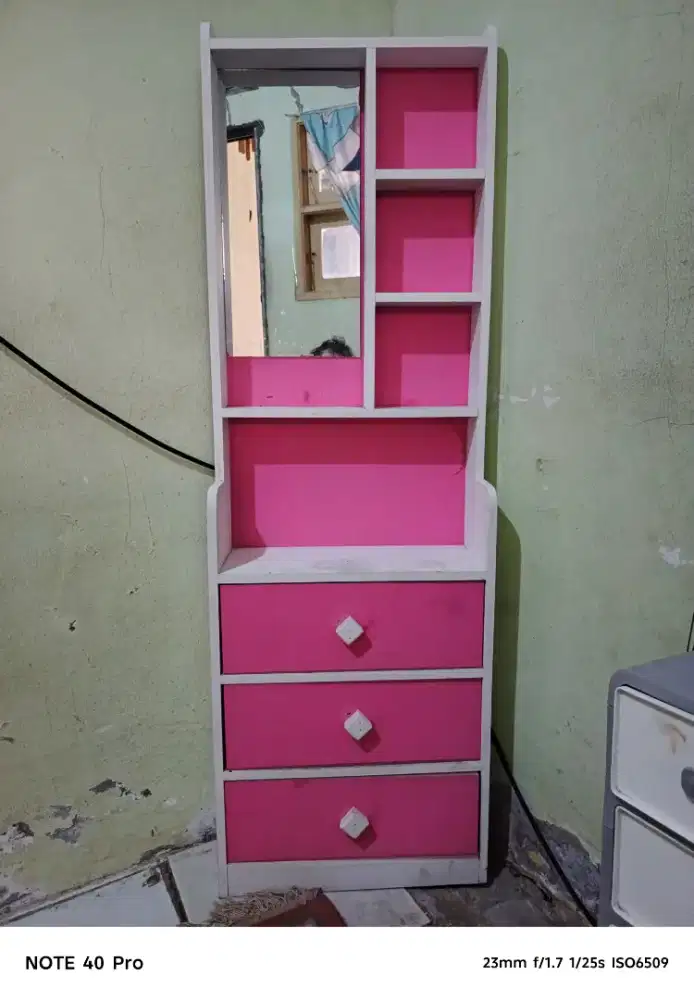Lemari rias pink